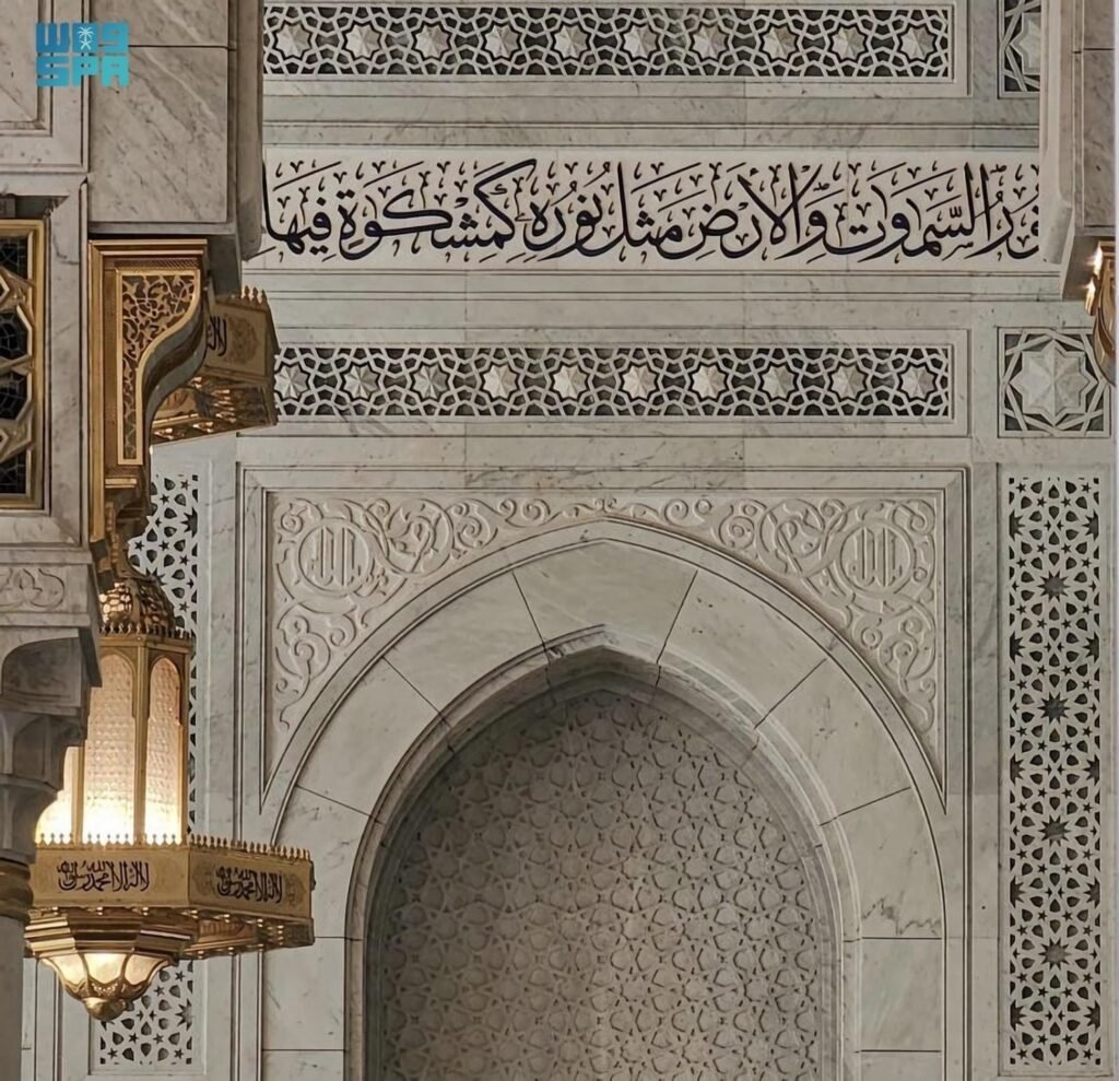 شاهد بالصور.. الخط العربي في المسجد الحرام لوحة إيمانية تزاوج بين قدسية المكان وجمال البيان شاهد بالصور.. الخط العربي في المسجد الحرام لوحة إيمانية تزاوج بين قدسية المكان وجمال البيان